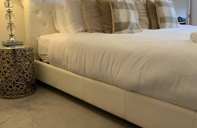 Luxury West End Apartment with Balcony & secure parking