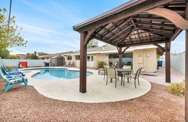 LV Amazing Single Story - Private Pool Games BBQ