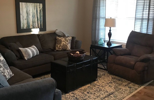 Lyndale House: Full house with 3 br