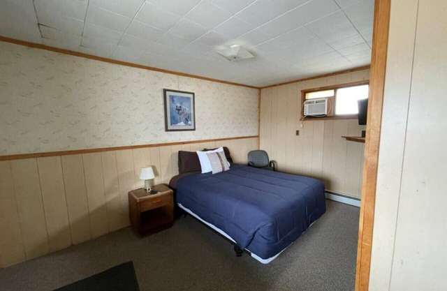 Lyons in Onaway - 1 Queen Bed - Room 13 - Sleeps 2