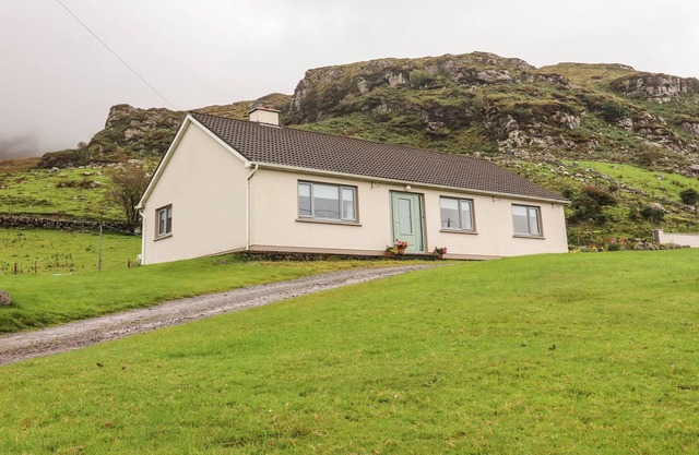 LYREBOY, pet friendly, with open fire in Glencar, County Kerry