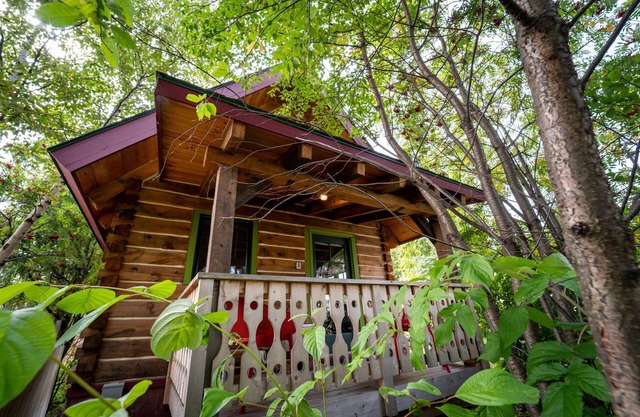 Mökki: Dovetail Log Cabin Downtown