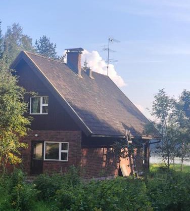 Mökki ison vesistön rannalla