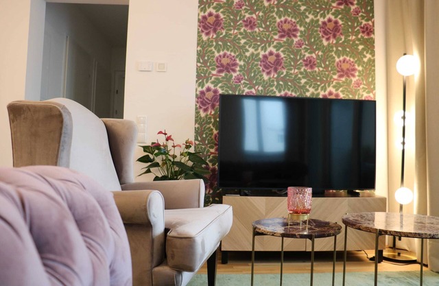 M.a.i.s.o.n C.h.i.q.u.e | Balcony | 3 BR