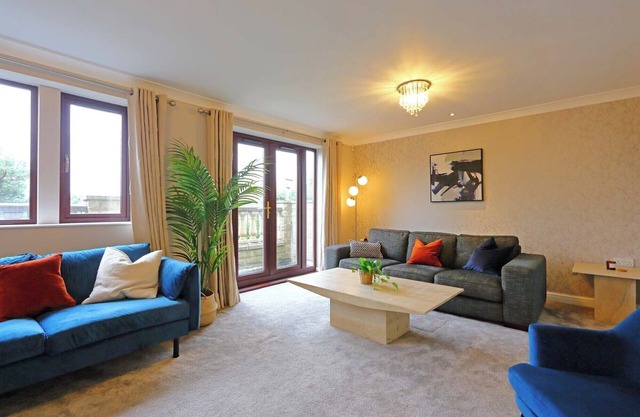 M1/M62-Free Parking+WiFi/8 beds/3 TVs/Office