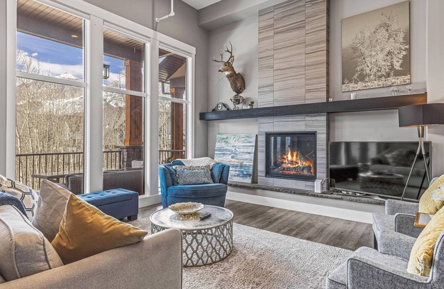 M6- sleeps 15, 5BR + 4.5BA+Hot-tub, AC, garage townhome, Canmore