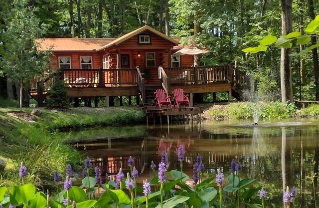 Ma & Pa’s Cabin Getaway Amish Country Outdoor Bath