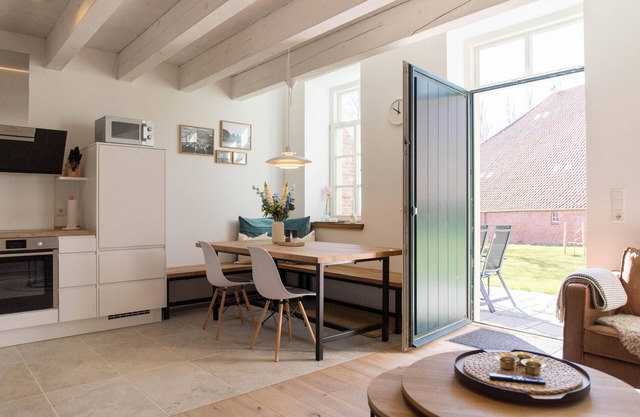 "Maartje" Cozy & modern with sun terrace in Rysum