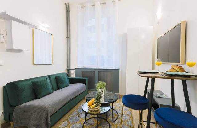 Madeleine Area Charming & Stylish Studio