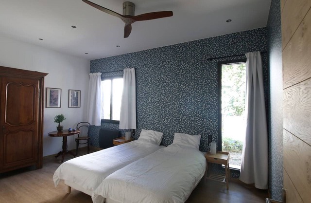 "Madeleine" Room with 2 single beds and guest dining
