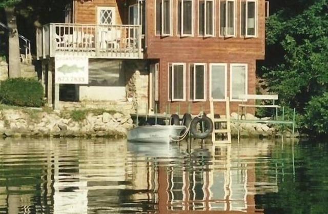Madison 3 BR Cottage on 3000 acre Lake Kegonsa. Kayaks & Pontoon