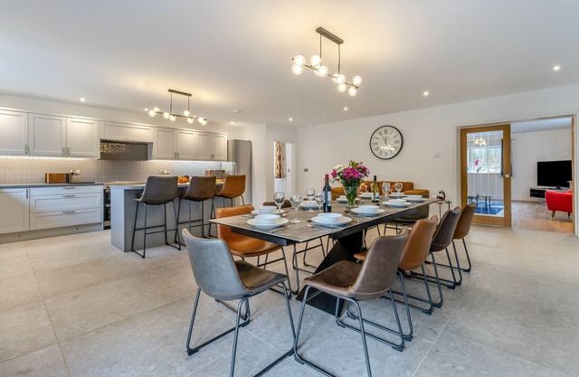 Maes Y Barcud - Five Bedroom House, Sleeps 9