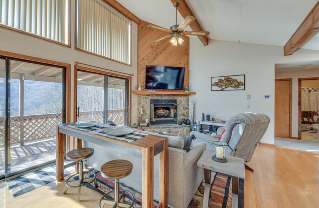 Maggie Valley Mountain Escape w/Fireplace & Deck!
