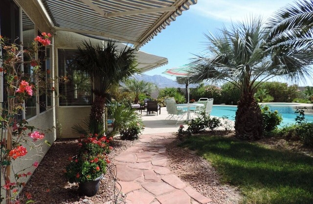 Magical Getaway: Garden Oasis & Pool, Mtn.Views, Hiking, close to Shops & Strip