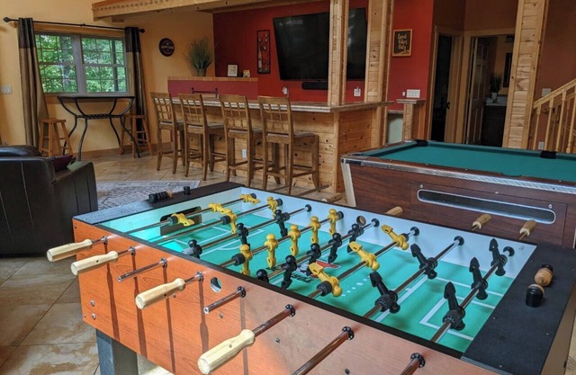 Magical Secluded 5king Lodge> bunk room, playset> Dells, WaterParks, Devils Lake