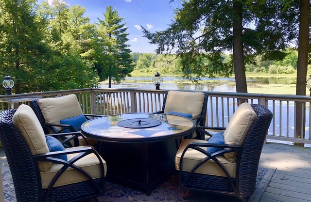 Magical Sunsets, Ultimate Comfort at Waterfront Retreat in Rural PA