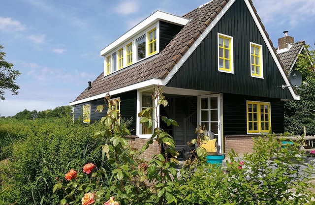 Magical vacation in this cozy waterfront cottage, family-friendly group accommodation, 4 bedrooms, 2 bathrooms. Enjoy luxurious amenities, including a terrace with dock, a small boat and a cozy wood stove. Close to Schagen, Callantsoog and the beach.