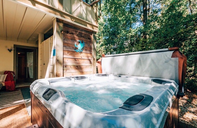 Magical wooded cottage pool +priv hottub walk2town