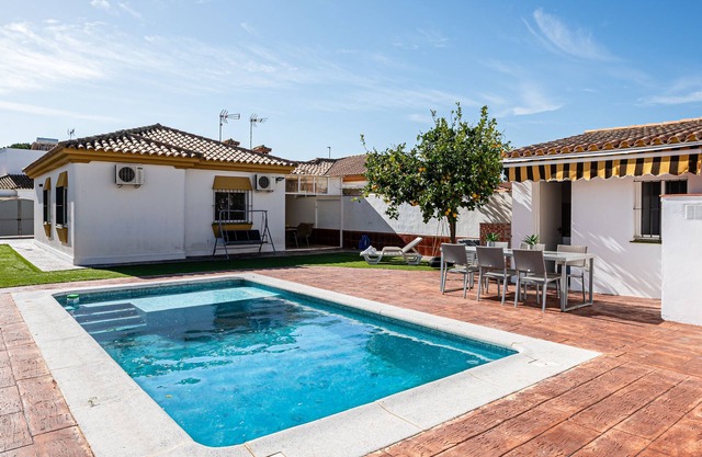Magnificent renovated villa with pool very close to the beach