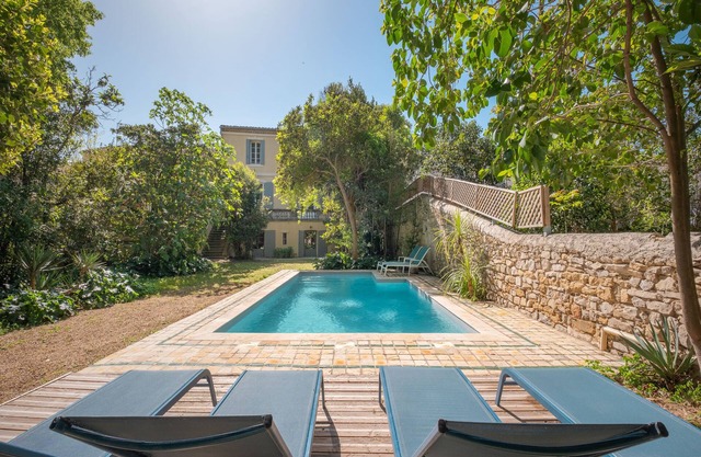 Magnificent house, park, swimming pool, village center, beaches 15 min