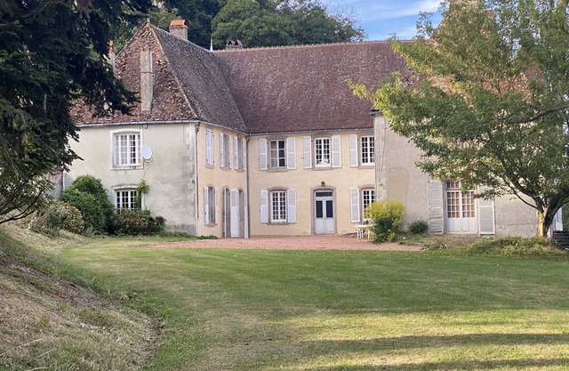 Magnificent 18th century château, swimming pool , ideal for a get-together