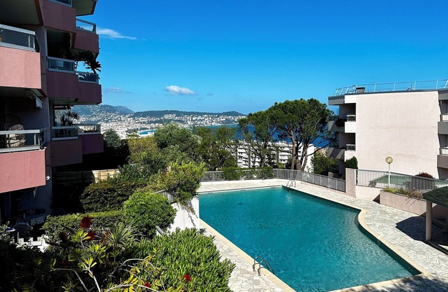 Magnificent air-conditioned apartment with swimming pool and private parking lot