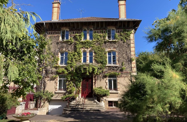 Magnificent apartment in the heart of Villa Médreville with garden and parking space