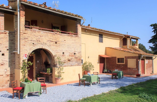 Magnificent apartment in the Tuscan countryside with swimming pool