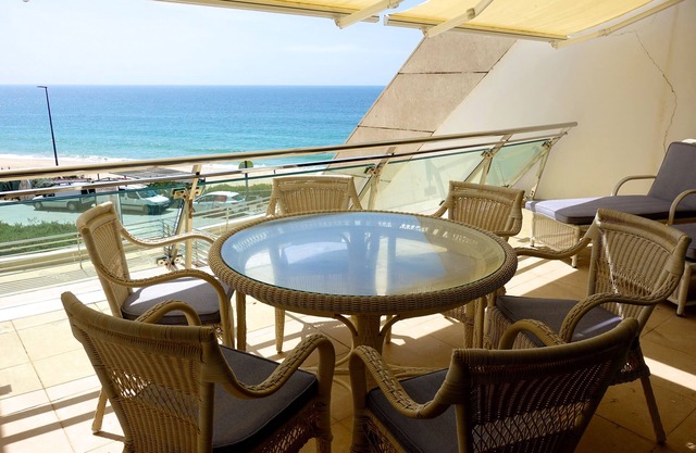 Magnificent apartment on the sea in the center of Sesimbra.