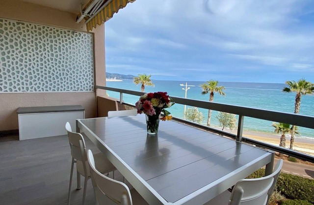 Magnificent Apt on the Beach SEASIDE, AIR CONDITIONING, FREE PARKING AND WIFI