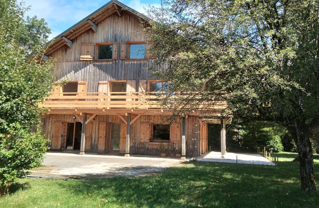 Magnificent B&B chalet near lakes and vineyards