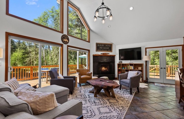 Magnificent Custom-Built Lodge Surrounded By Forest of Douglas Firs, Cedar Trees
