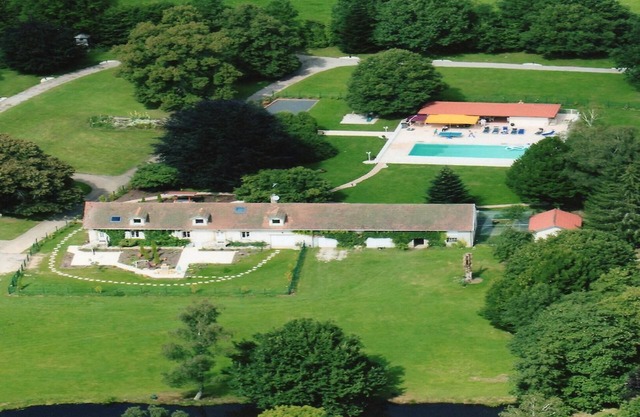 Magnificent estate with swimming pool and private park for 18 people.