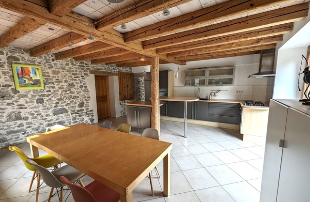 Magnificent renovated farmhouse near Annecy, between lakes and mountains+2 private parking lots.