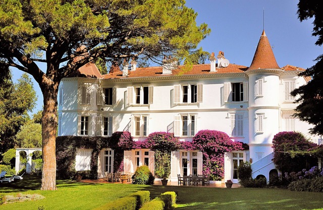 MAGNIFICENT HILLTOP CHATEAU WITH SEA VIEWS, 10 minutes from Cannes Croisette