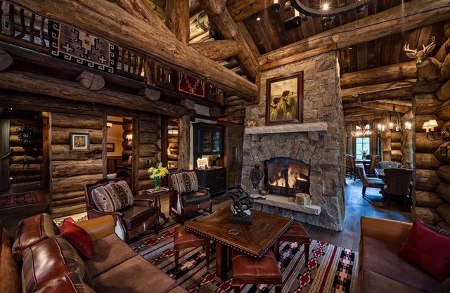 Magnificent Log Lodge, Cinema, Hot Tub, BBQ, Game Room, Free Solaris Garage!