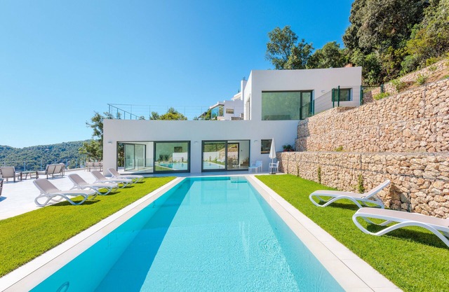 Magnificent modern villa with superb sea view