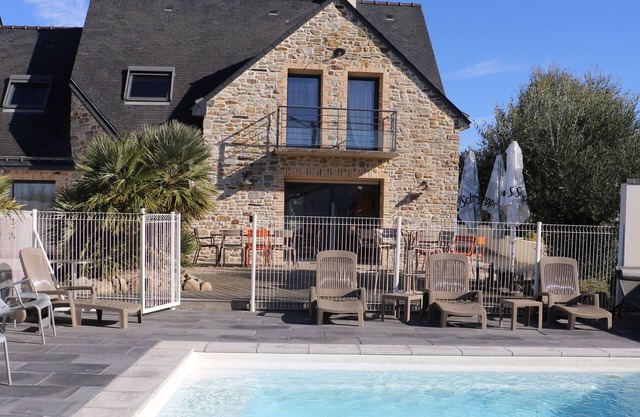 MAGNIFICENT NEW VILLA CLOSE BEACH WITH HEATED SWIMMING POOL