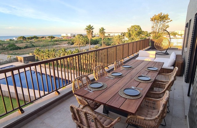Magnificent penthouse with sea view, very close to beach and child-friendly pool