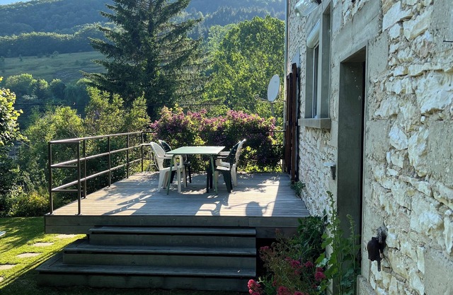 Magnificent renovated stone house -1st floor 70m², 5 pers - terrace - garden
