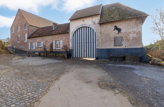 Magnificent square farm in the beautiful blossom region