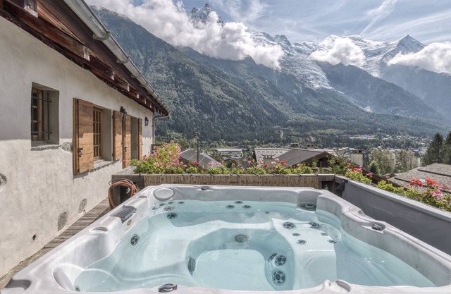 Magnificent traditional 4 bedroom farmhouse a walk from Chamonix centre