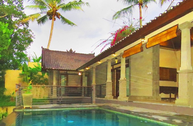 Magnificent, tranquil, SECLUDED 2+2 villa on the very edge of the rain forest!