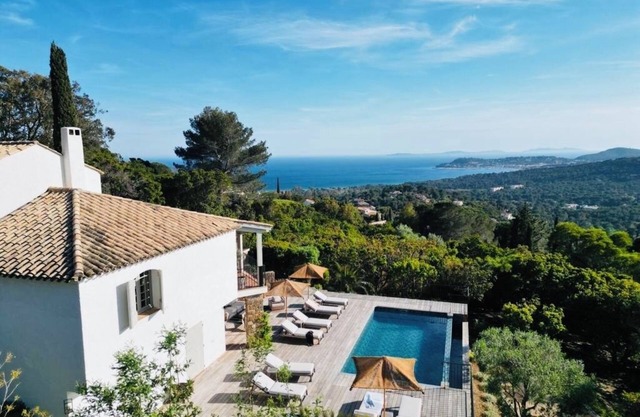 Magnificent view of the sea and hills from this charming, tastefully decorated house!