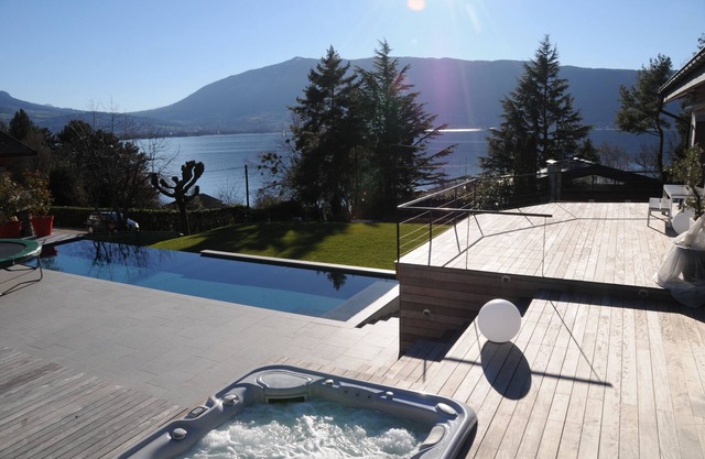 Magnificent villa with lake view, heated pool, spa, sleeps 8, 3-minute walk from the lake