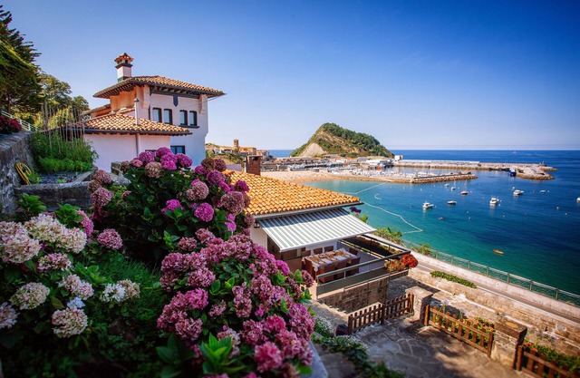MAGNIFICENT VILLA WITH GARDEN IN FRONT OF THE SEA, FREE WIFI, LIBRARY, FIREPLACE.