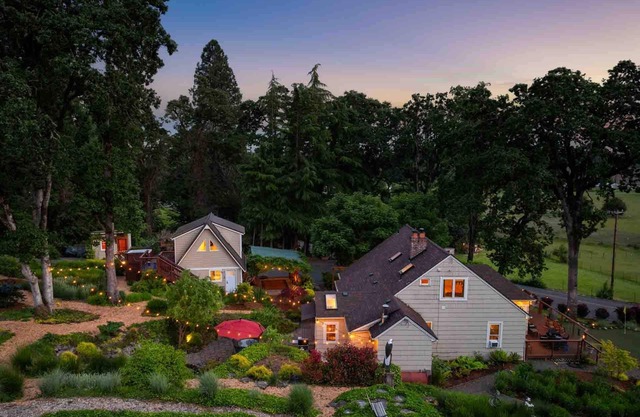 Magnificent West Linn Escape on Two Acres, Putting Green, Hot Tub, Water Feature, 25 Min To Portland
