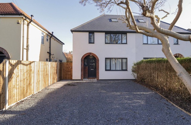 MAGNOLIA HOUSE, pet friendly, with a garden in Caversham