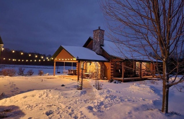 Main Cabin Only Close to Crystal Mt with Hot Tub