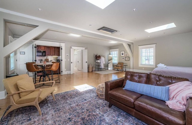 Main St Lexington Modern Loft APT, walk to WLU VMI